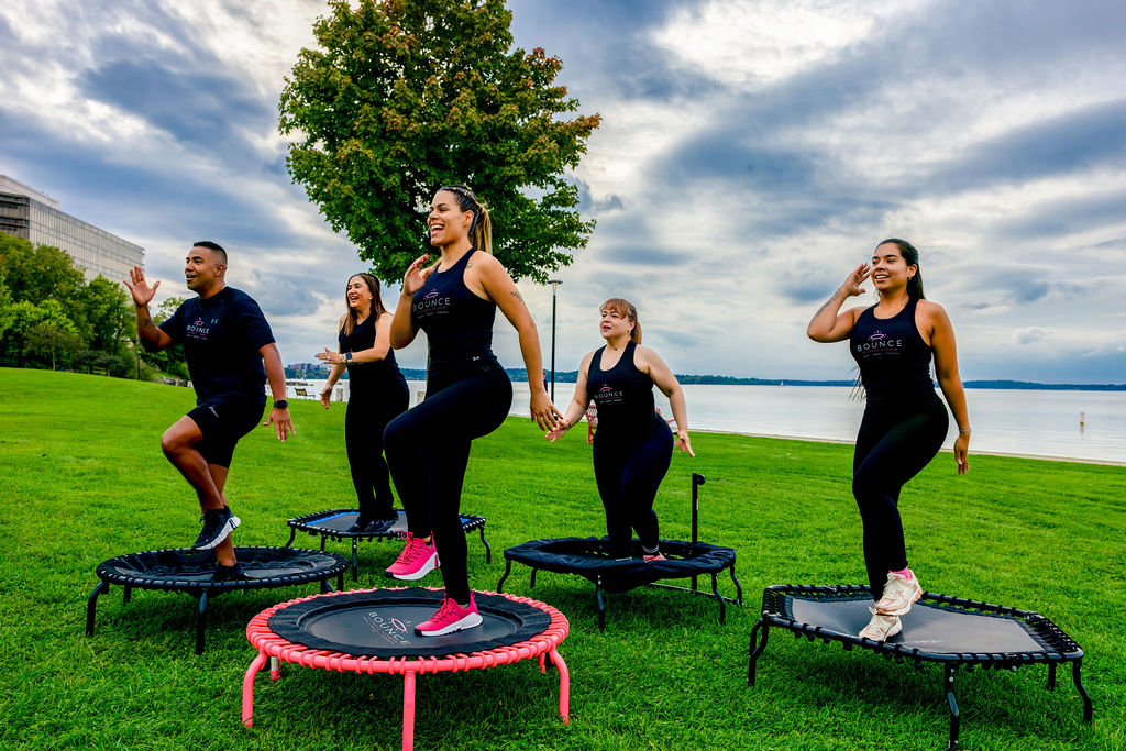 Grupo BOUNCE ejercitándose en trampolines fitness junto al lago