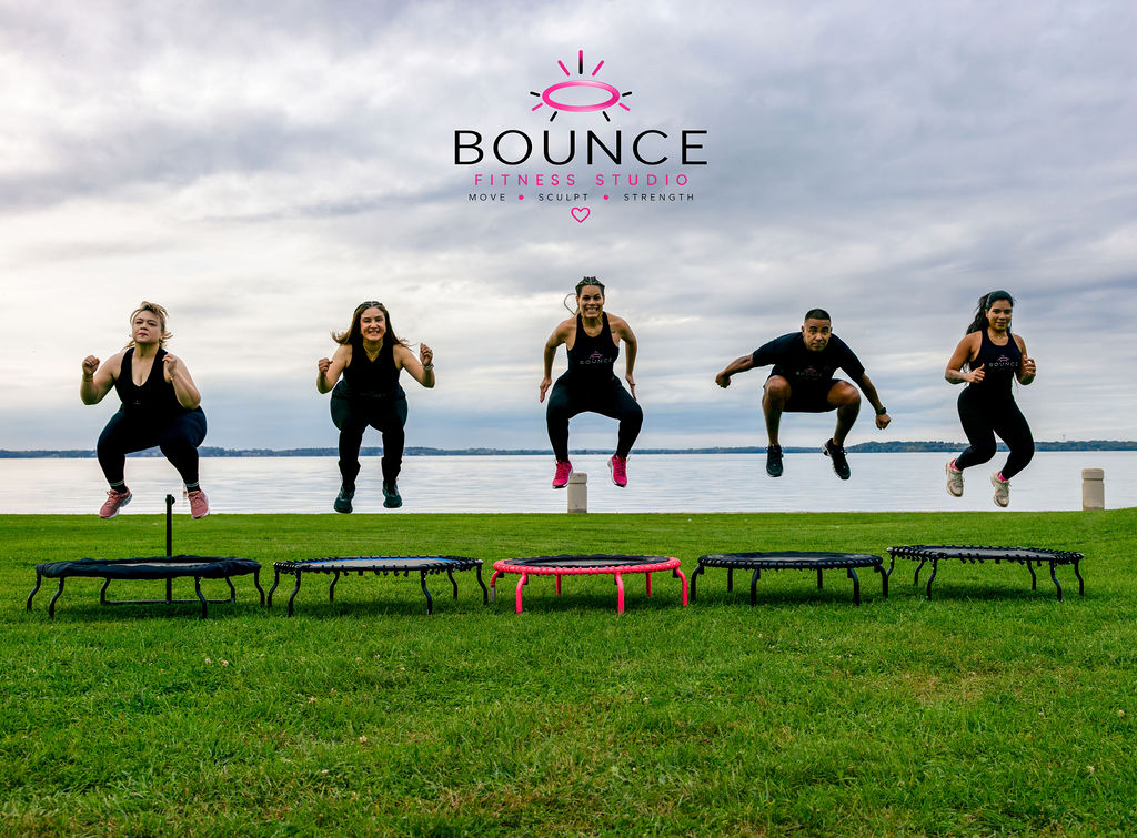Grupo BOUNCE saltando al aire libre