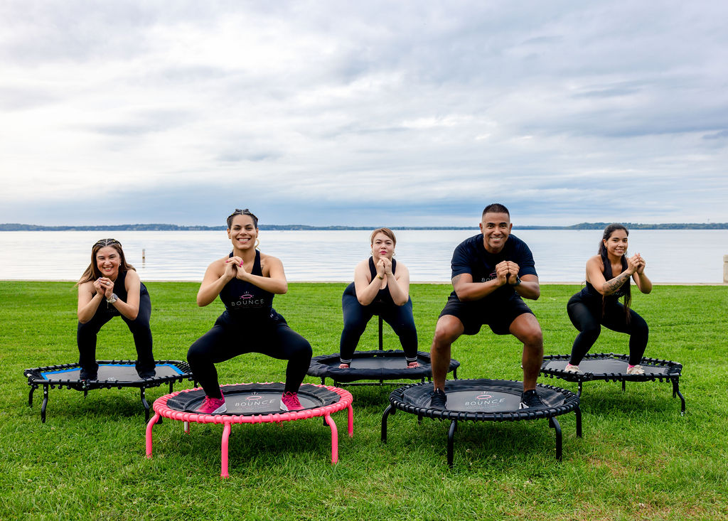 Grupo BOUNCE haciendo sentadillas sobre trampolines fitness