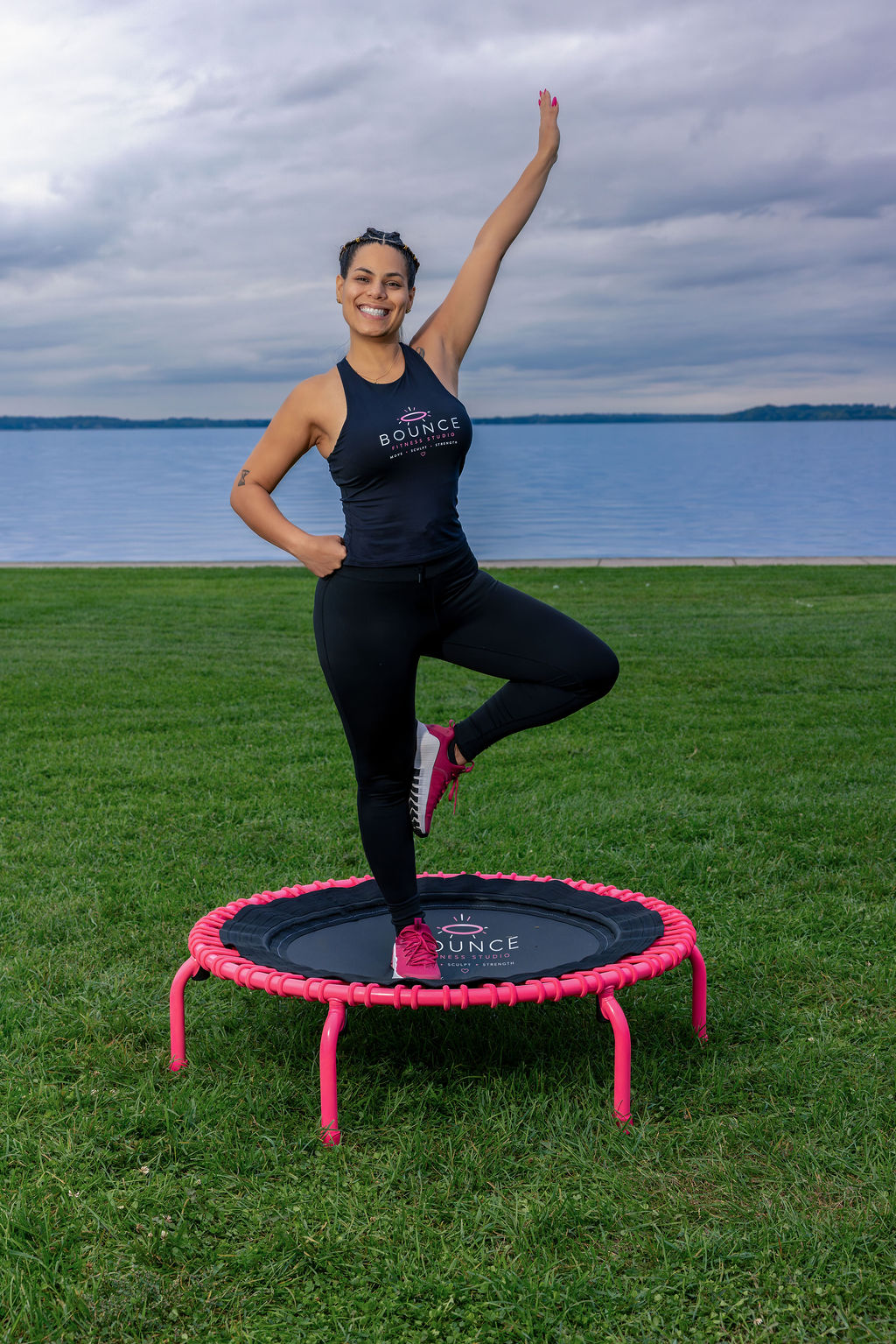 Paola Forero sobre un trampolín BOUNCE junto al lago